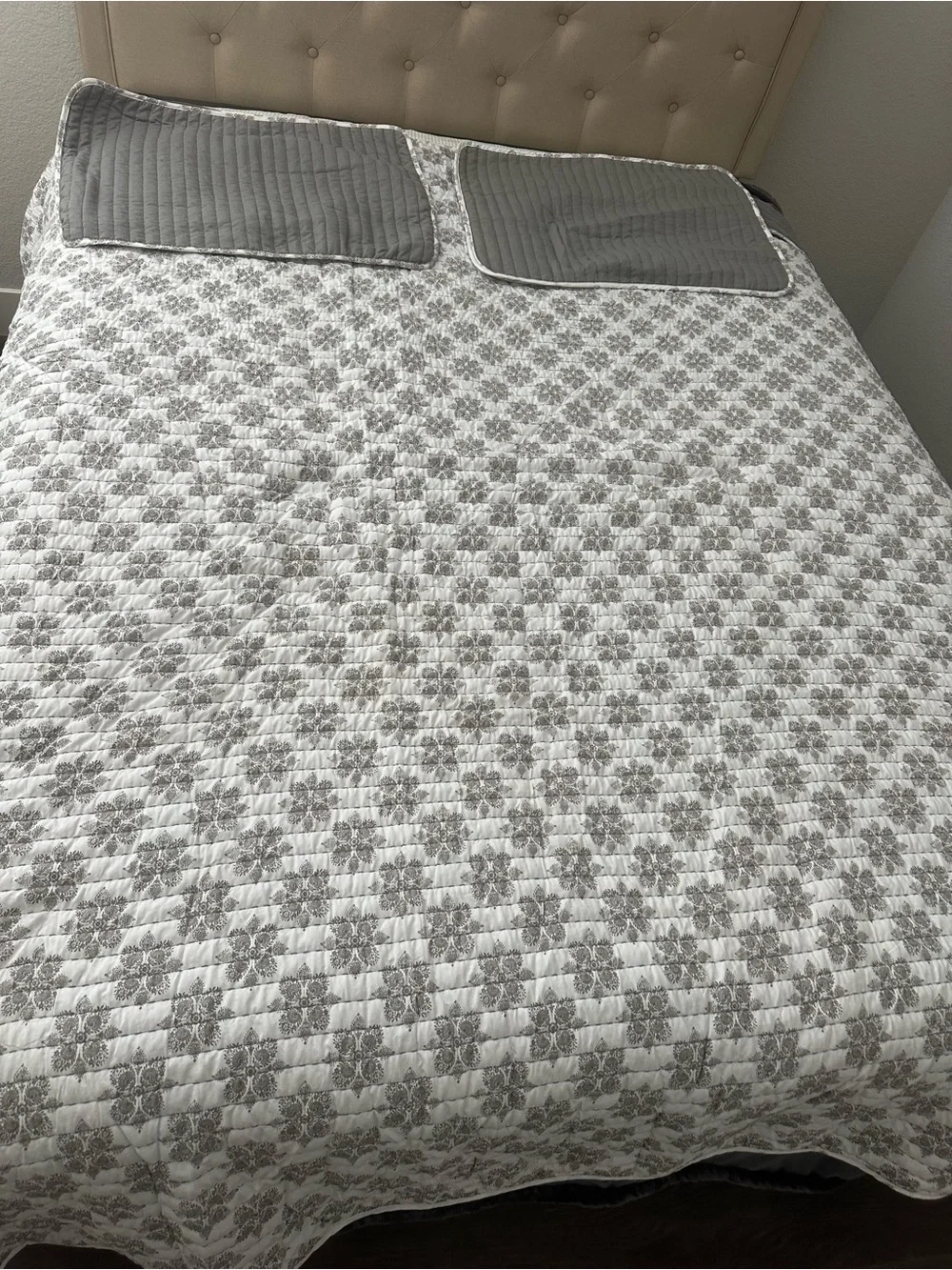 Gray Floral Quilt Bedspread - Unbranded